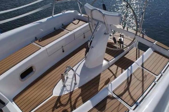 Прогулка по Минскому морю на парусной яхте Fortuna