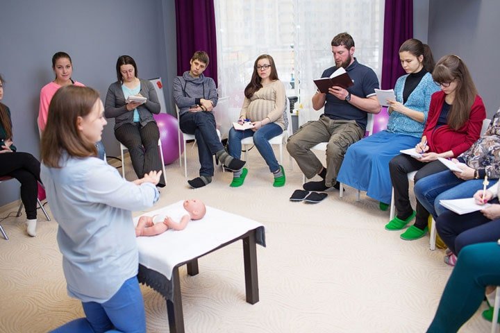 Занятие в школе для будущих родителей