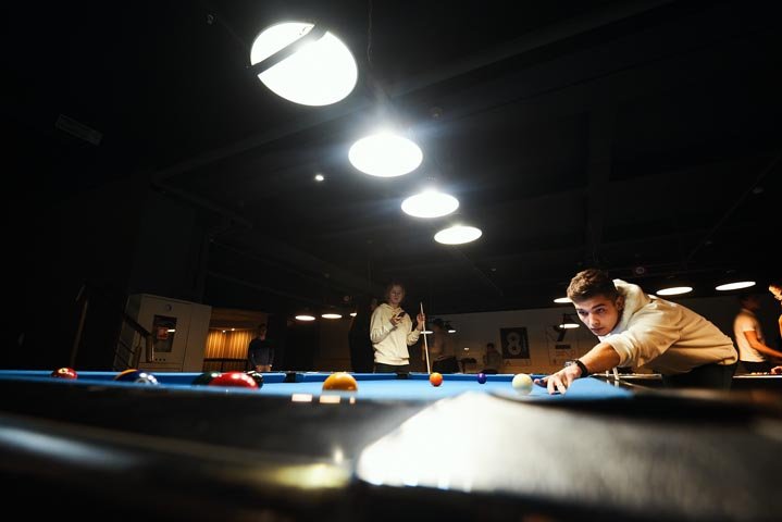 Игра в бильярд