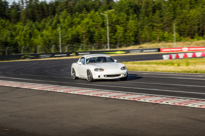 Обучение вождению на гоночном треке на Mazda MX5